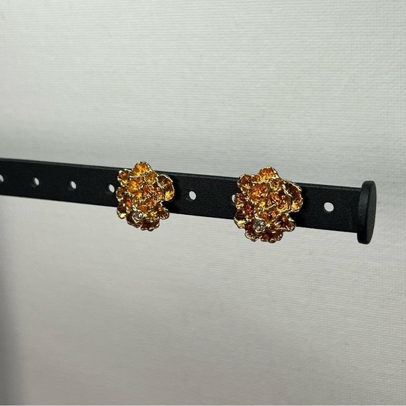 VINTAGE Avon Gold Tone Carnation Flower Clip On Earrings w/ Rhinestone - Picture 6 of 8